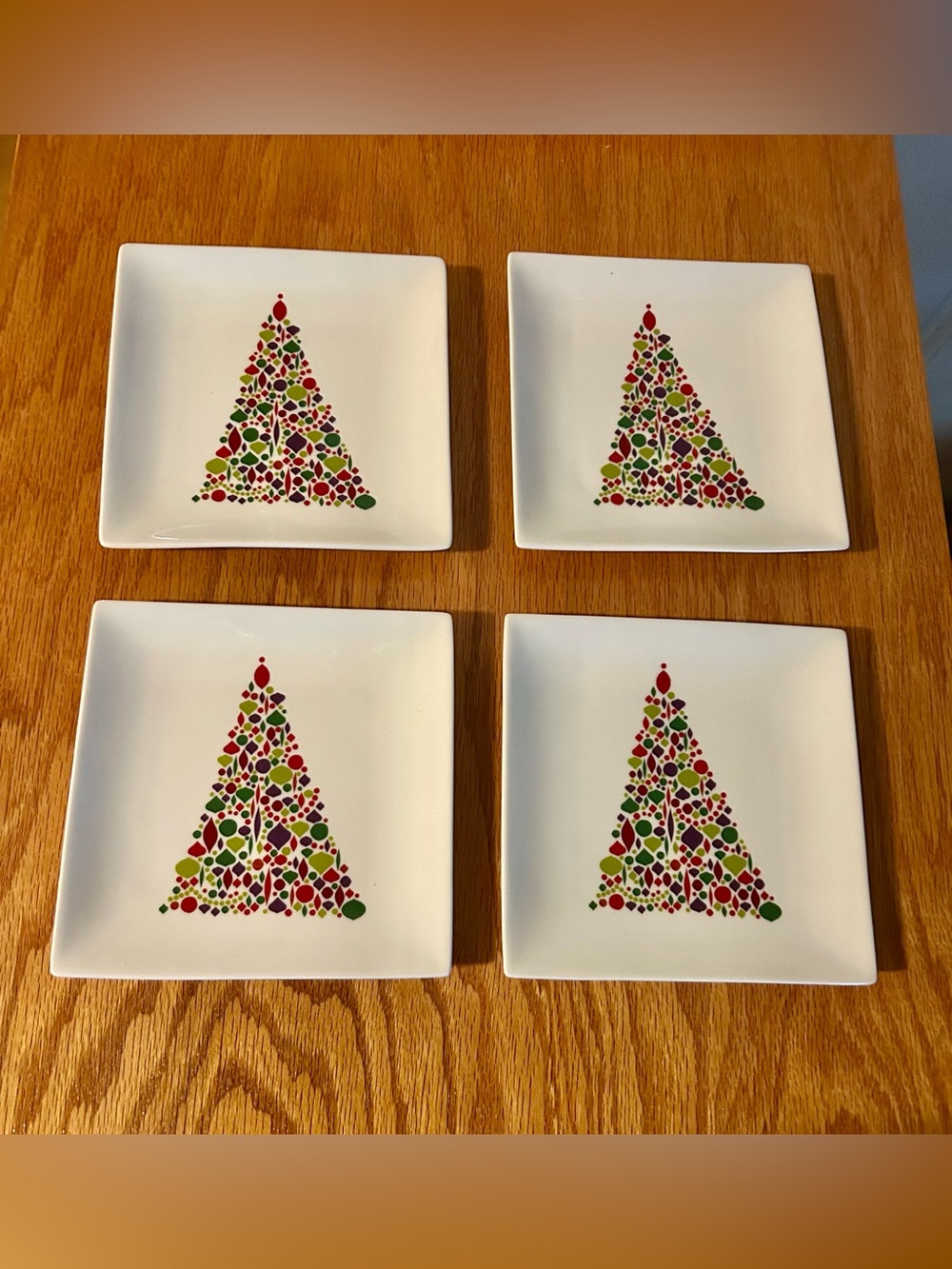 2011 Crate & Barrel holiday set of 4 appetizer / desert plates Christmas